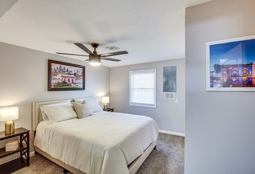 Modern & Stylish Olathe Home In Prime Location