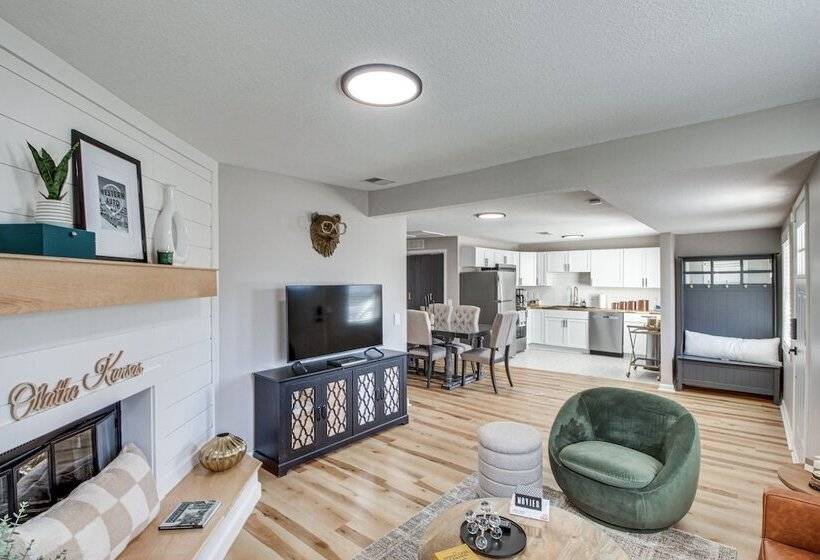 Modern & Stylish Olathe Home In Prime Location