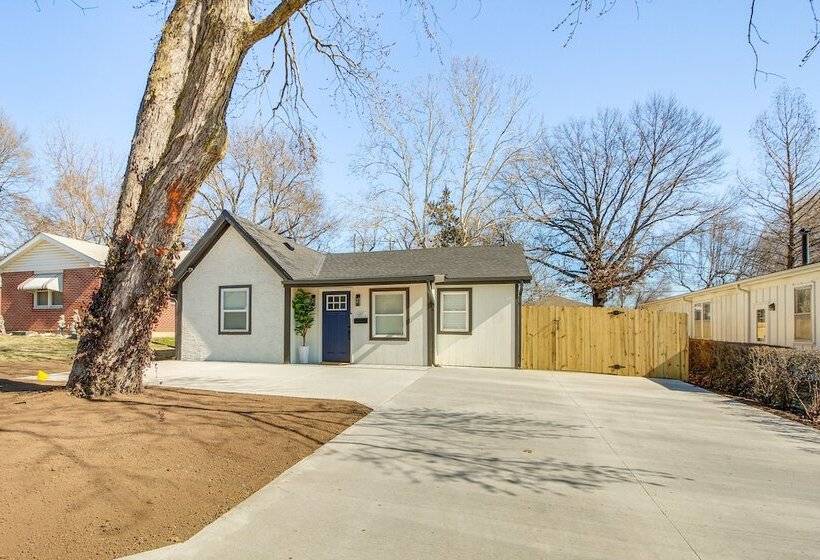 Modern & Stylish Olathe Home In Prime Location