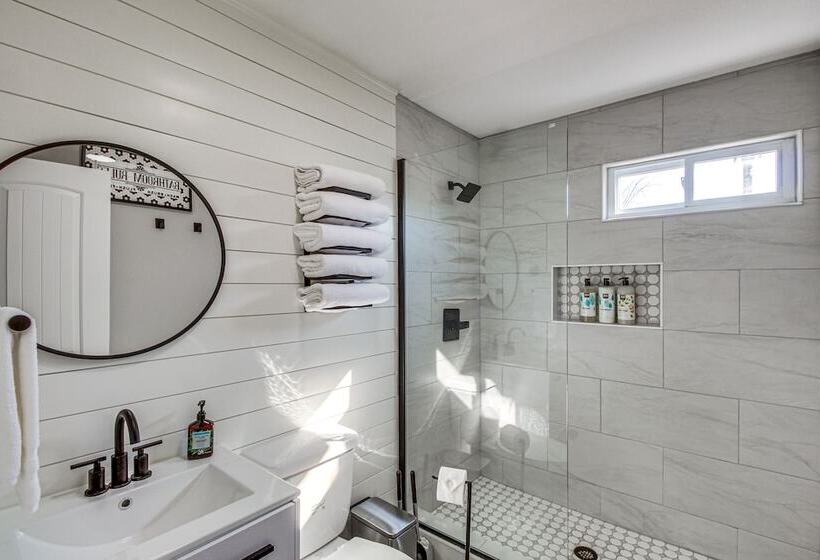 Modern & Stylish Olathe Home In Prime Location