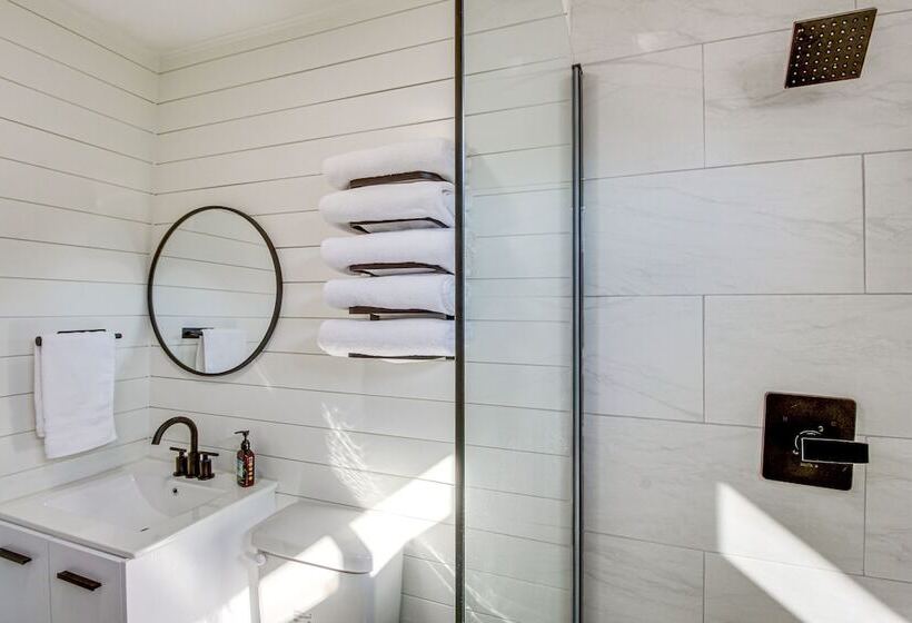 Modern & Stylish Olathe Home In Prime Location