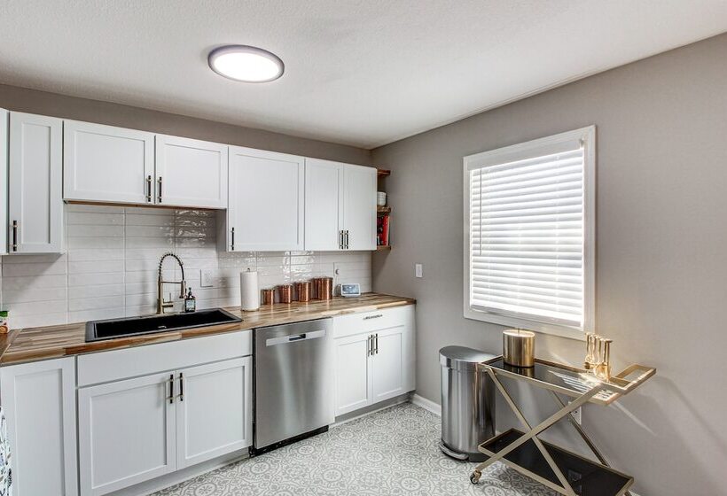 Modern & Stylish Olathe Home In Prime Location