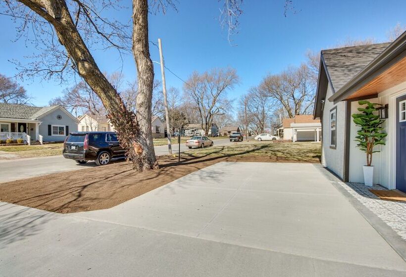 Modern & Stylish Olathe Home In Prime Location