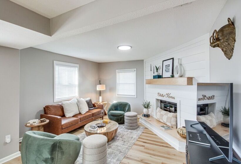 Modern & Stylish Olathe Home In Prime Location