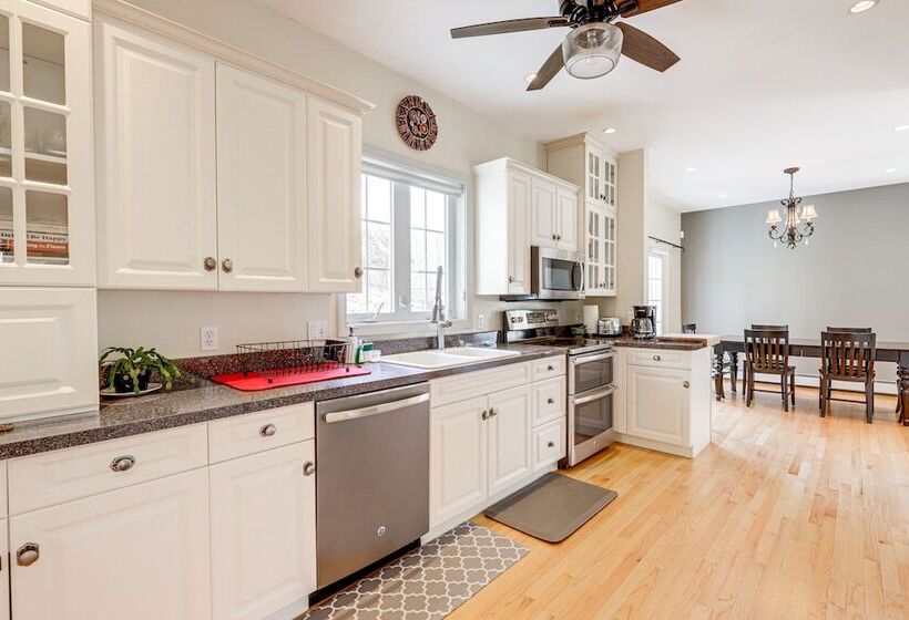 Mystic Retreat W/ Patio & Grill: Walk To River!