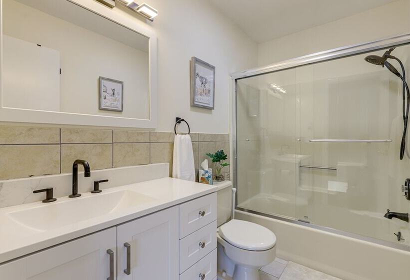 Niantic Duplex W/ Deck < 1 Mi To Beach + Boardwalk