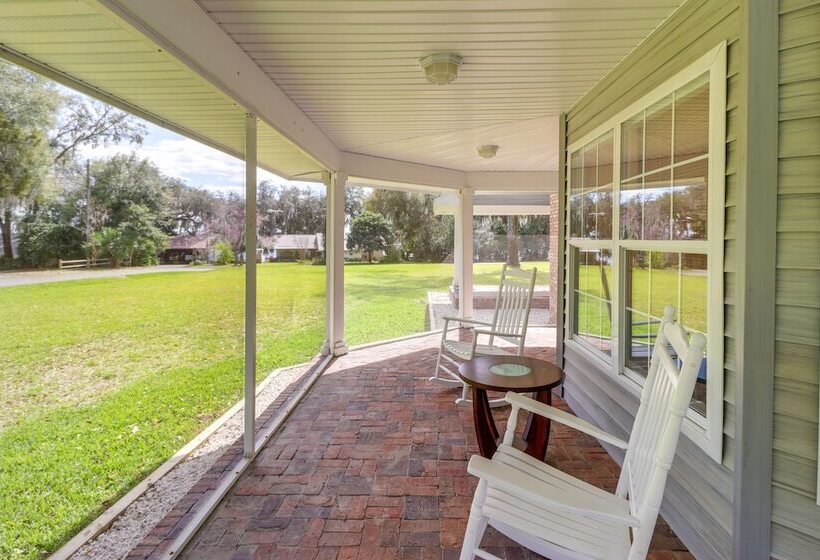 Private Pool & Lake Views: Family Home In Oxford