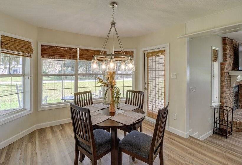 Private Pool & Lake Views: Family Home In Oxford