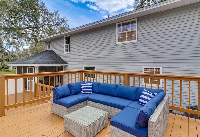 Private Pool & Lake Views: Family Home In Oxford