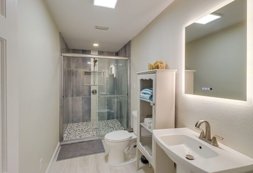 Private Pool & Lake Views: Family Home In Oxford