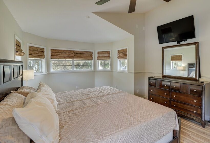 Private Pool & Lake Views: Family Home In Oxford