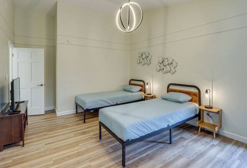 Private Pool & Lake Views: Family Home In Oxford