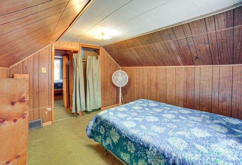 Peaceful Channing Retreat: 3 Mi To Lake Access!