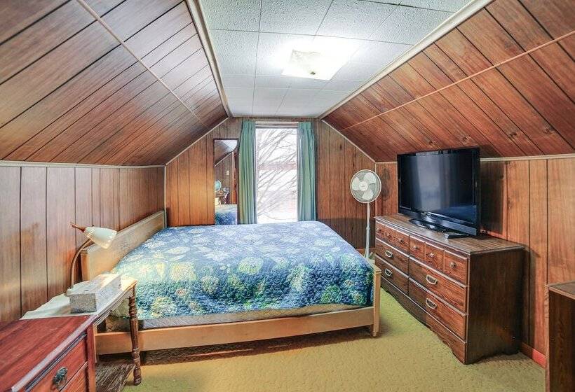 Peaceful Channing Retreat: 3 Mi To Lake Access!