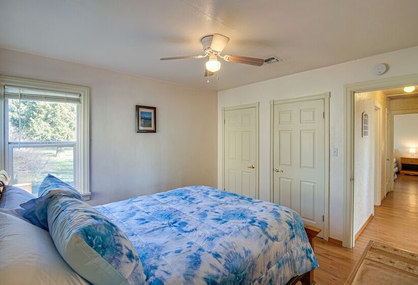 Peaceful Klamath Falls Home W/ Large Fenced Yard!