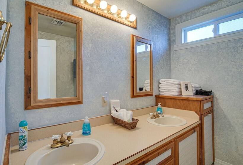 Peaceful Klamath Falls Home W/ Large Fenced Yard!