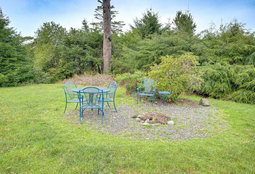 Peaceful Port Orford Retreat W/ Hot Tub & Views!