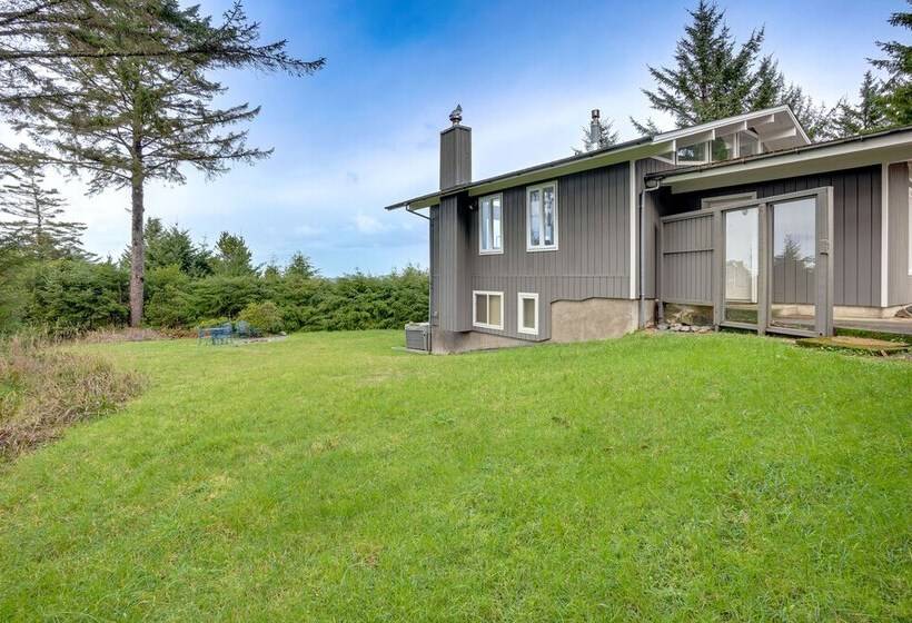 Peaceful Port Orford Retreat W/ Hot Tub & Views!