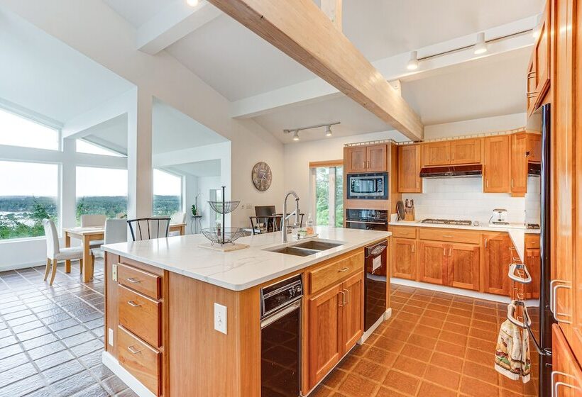 Peaceful Port Orford Retreat W/ Hot Tub & Views!