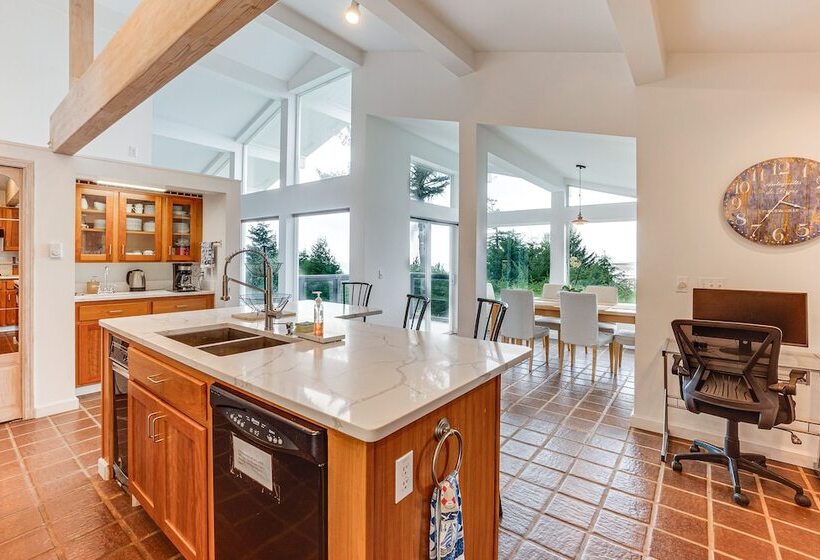 Peaceful Port Orford Retreat W/ Hot Tub & Views!