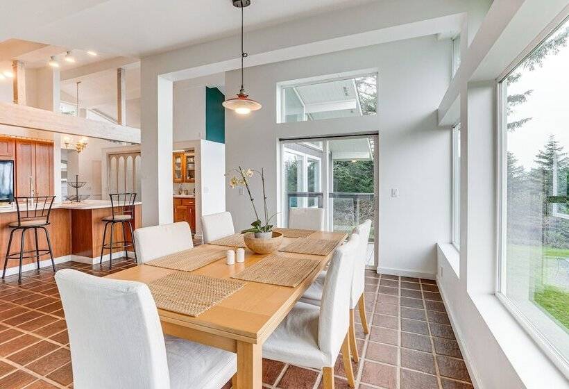 Peaceful Port Orford Retreat W/ Hot Tub & Views!