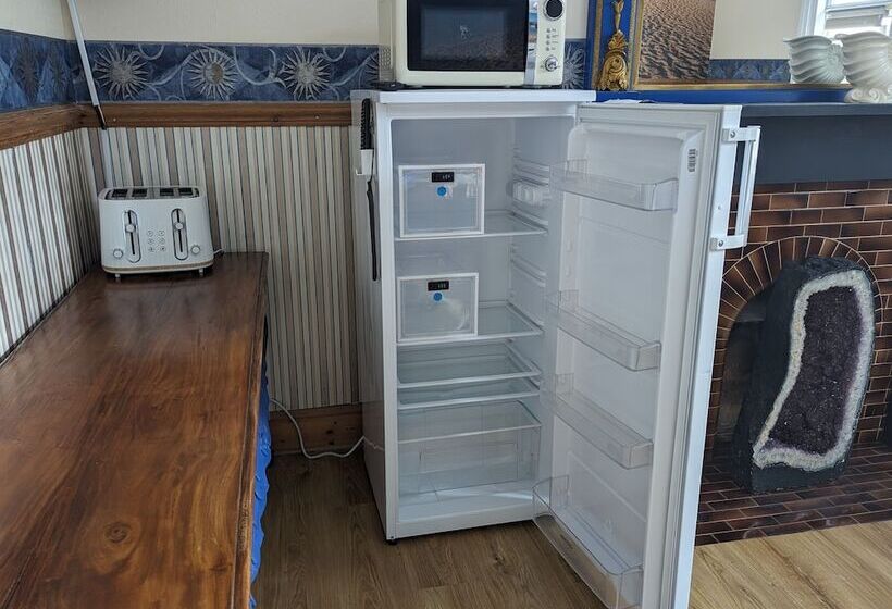 Пансион Jurassic Bay Holidays