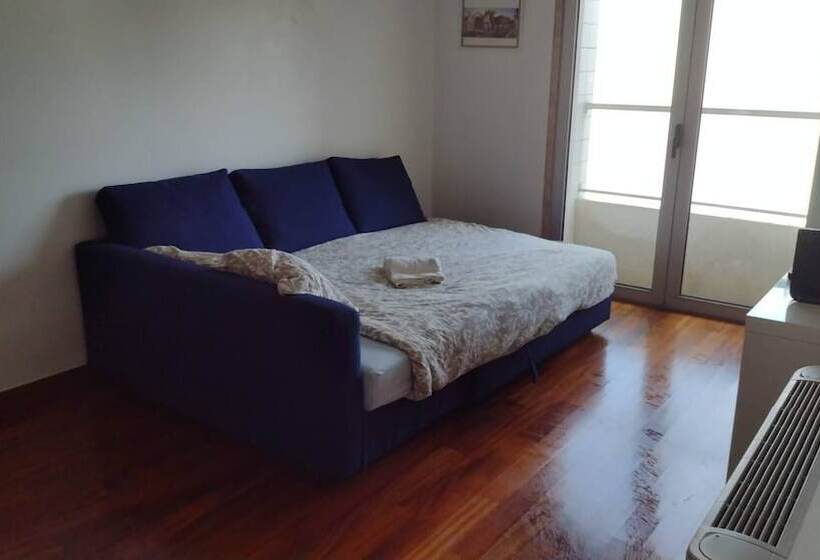 پانسیون Room In Apartment   Room 2   Room In Lisboa, Portugal