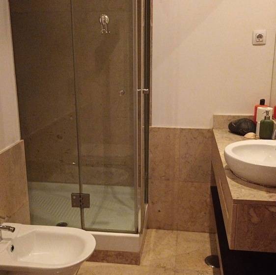 پانسیون Room In Apartment   Room In Lisboa, Portugal