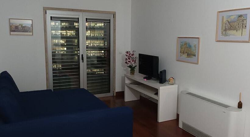 پانسیون Room In Apartment   Room In Lisboa, Portugal