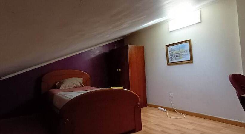 פנסיון Room In Apartment   Single Room 3 At Albarraque, Sintra, Shared Bathroom