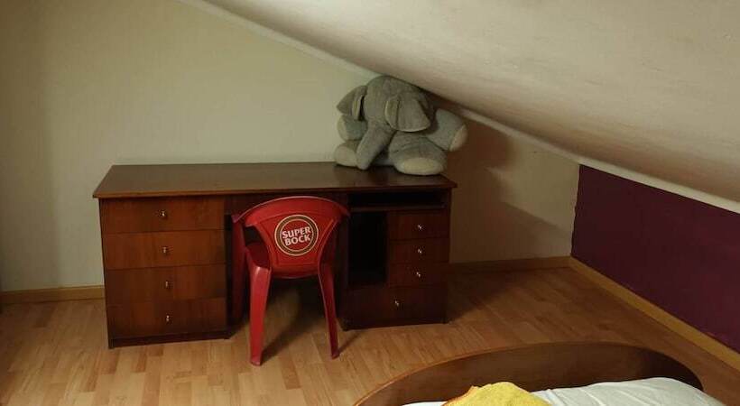 ペンション Room In Apartment   Single Room 3 At Albarraque, Sintra, Shared Bathroom
