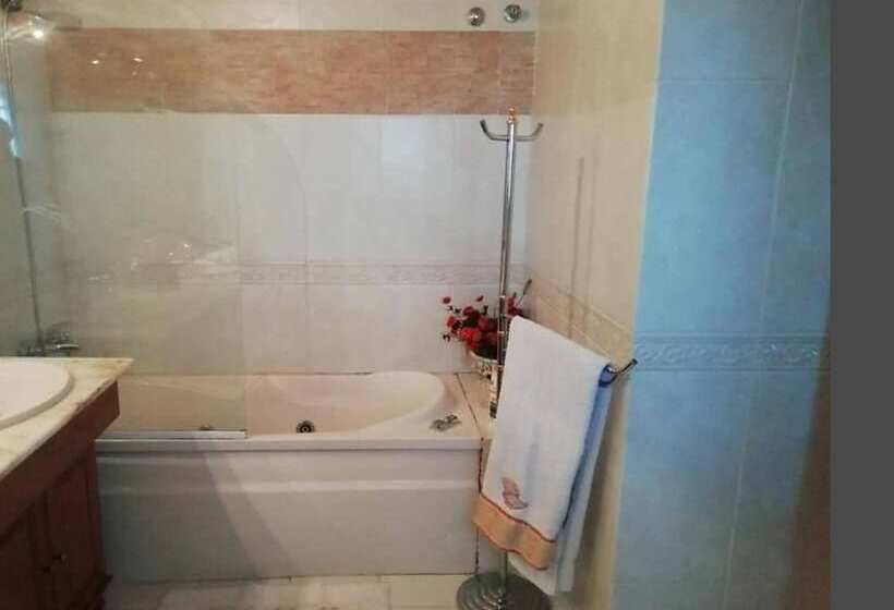 پانسیون Room In Apartment   Suite Room 6 In Albarraque, Sintra Between Cascais