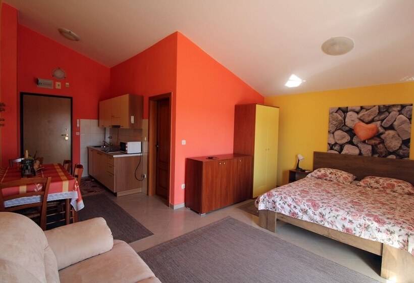 פנסיון Room In Studio   Apartment Aniko Near The Sea