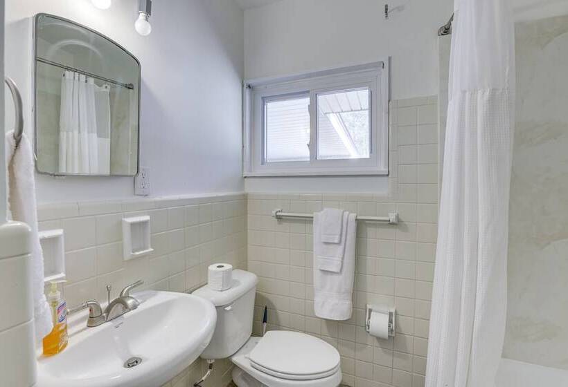 Pet Friendly Birmingham Cottage W/ Private Hot Tub