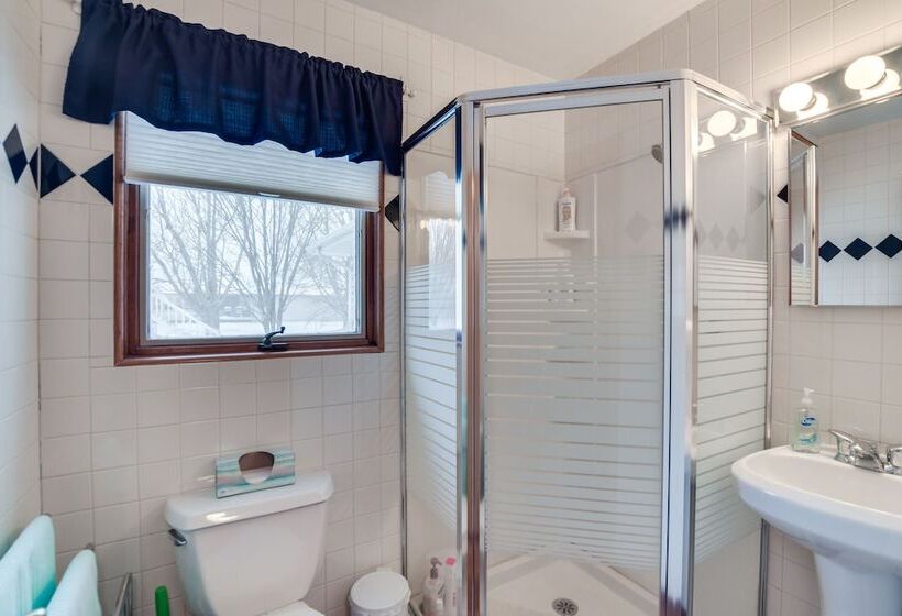 Hot Tub & Fenced Backyard: Moorhead Home!