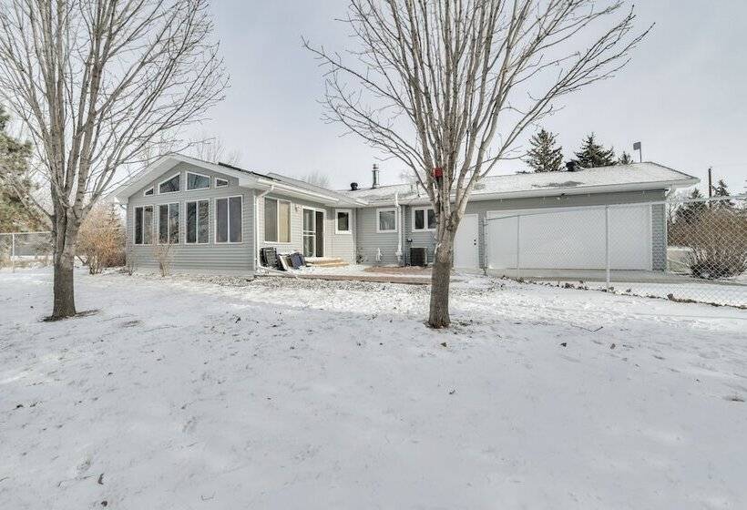 Hot Tub & Fenced Backyard: Moorhead Home!