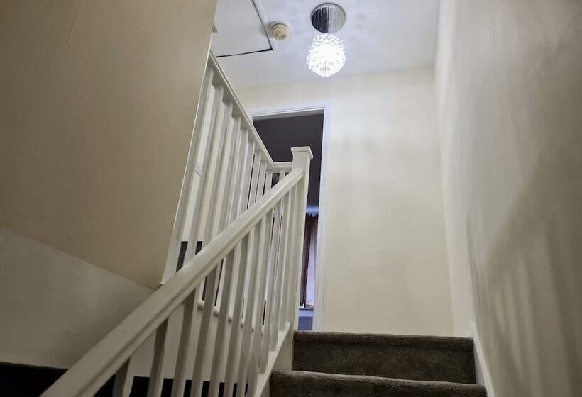 Резиденция Beautiful 2 Bed House In London