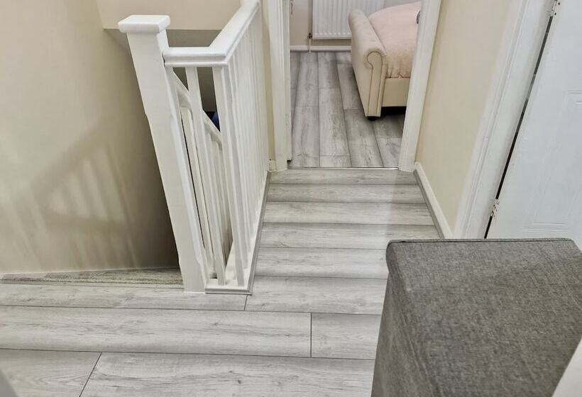 Резиденция Beautiful 2 Bed House In London