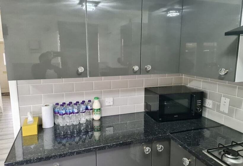 Резиденция Beautiful 2 Bed House In London