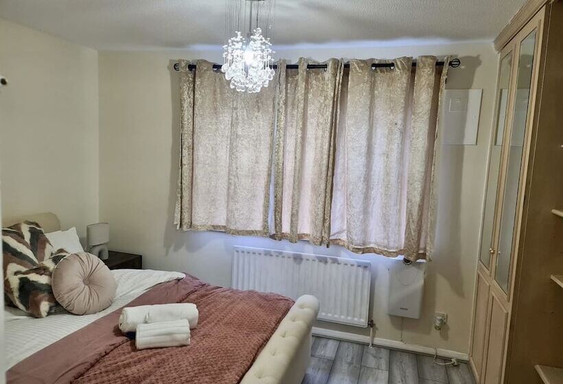 Резиденция Beautiful 2 Bed House In London