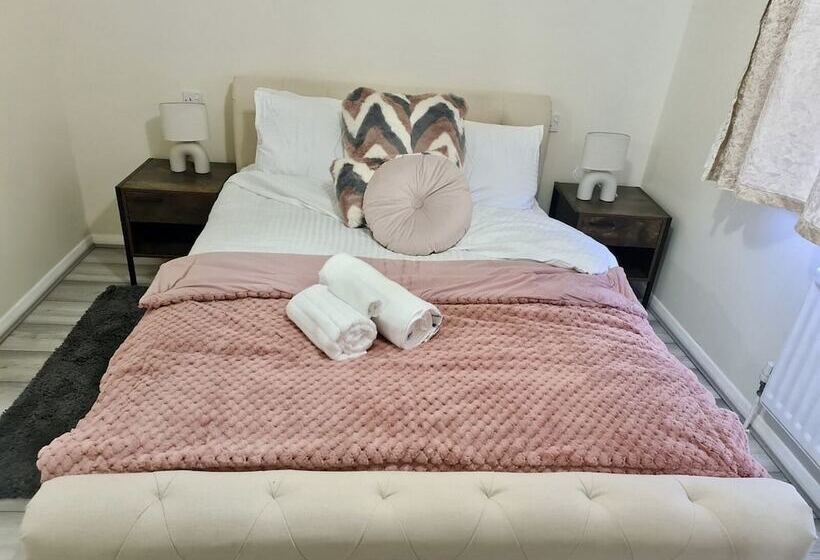 Резиденция Beautiful 2 Bed House In London