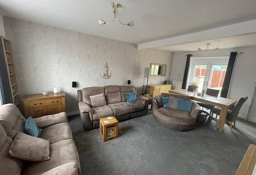 إقامة Beautiful 3 Bed House In Romford