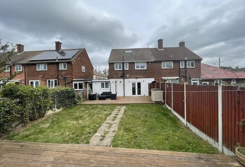 إقامة Beautiful 3 Bed House In Romford