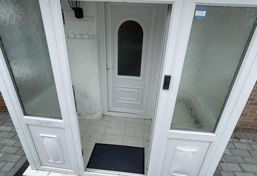 إقامة Beautiful 3 Bed House In Romford
