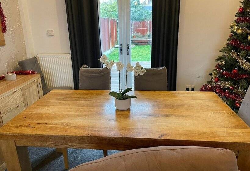 إقامة Beautiful 3 Bed House In Romford