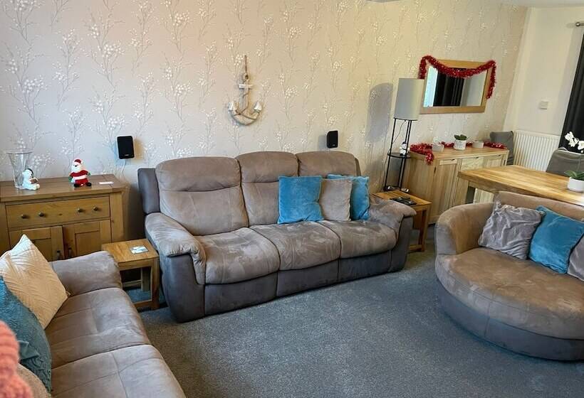 إقامة Beautiful 3 Bed House In Romford