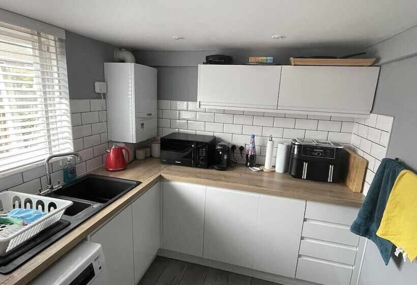 إقامة Beautiful 3 Bed House In Romford