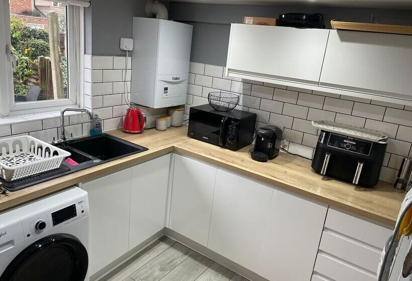 إقامة Beautiful 3 Bed House In Romford
