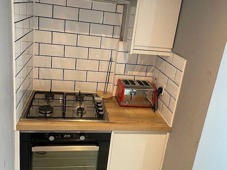 إقامة Beautiful 3 Bed House In Romford