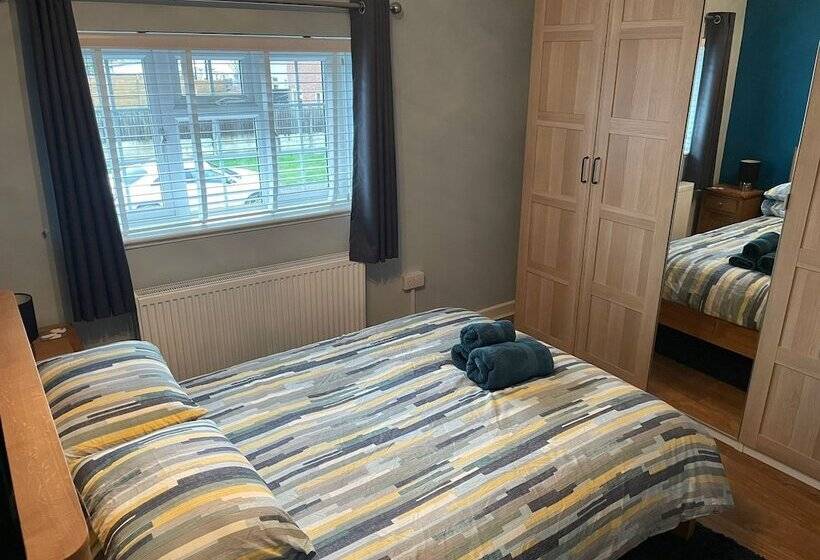 إقامة Beautiful 3 Bed House In Romford